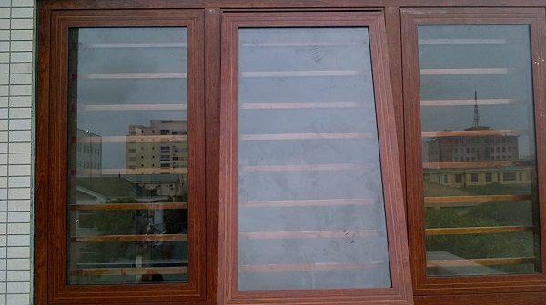 mẫu cửa sổ nhôm kính giả gỗ